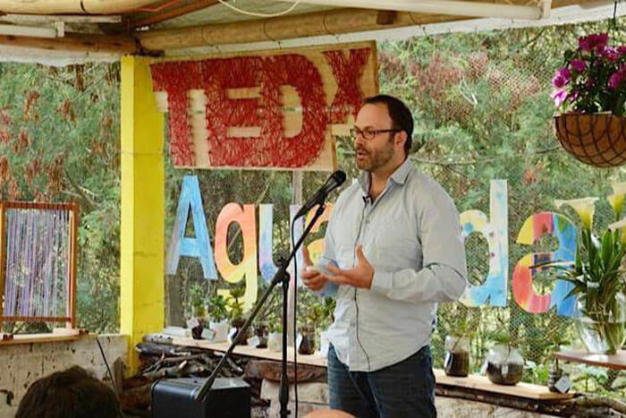 Luis Alberto speaking at a conference.