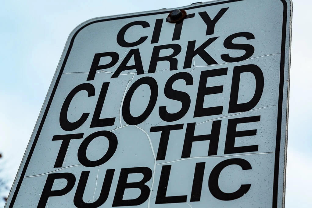 sign that says city parks closed to the public